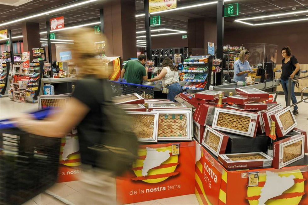 Cocas de Sant Joan en un supermercado Caprabo.