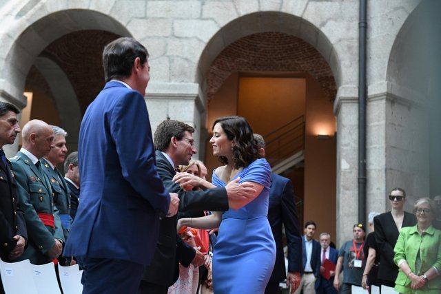 El presidente de la Junta de Castilla y León, Alfonso Fernández Mañueco, saluda a la presidenta de la Comunidad de Madrid, Isabel Díaz Ayuso, durante el acto de su toma de posesión, en la Real Casa de Correos
