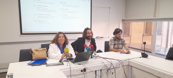 María Silvestre, Braulio Gómez y Gorka Urrutia presentan los datos del último DeustoBarómetro.