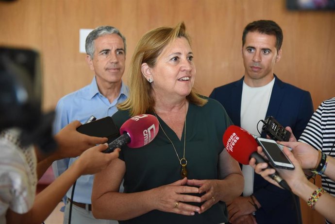 La consejera de Educación, Cultura y Deportes, Rosa Ana Rodríguez, atiende a los medios antes de reunirse con representantes de la Federación de Deportes para Personas con Discapacidad Intelectual de Castilla-La Mancha.