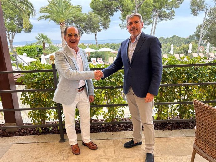 El presidente del Real Club Náutico de Palma, Emerico Fuster, y el delegado de Baleares de Baleria, Joan Serra, han firmado el acuerdo de patrocinio de la naviera con la Copa del Rey de Vela para este 2023.
