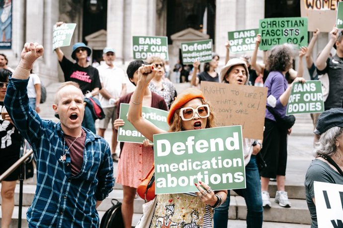 Archivo - April 15, 2023, New York, United States: Pro-abortion rights activists with signs that read ''Defend Medication Abortions'' shout and raise their fists on Saturday, April 15, 2023 in New York, NY. on Saturday, April 15, 2023 in New York, NY. A
