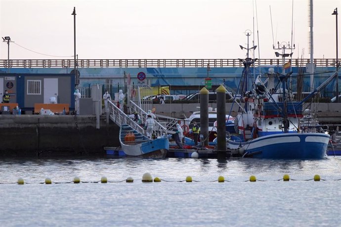 Archivo - Un cayuco con los cuerpos de 17 inmigrantes fallecidos durante la ruta migratoria hacia Canarias en el Puerto de los Cristianos en el sur de la isla de Tenerife, a 28 de abril de 2021, en Tenerife, Islas Canarias (España). Un avión del Servici