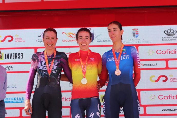 Mavi García, Mireia Benito (ganadora) y Sandra Alonso, podio del Campeonato de España CRI Élite 2023