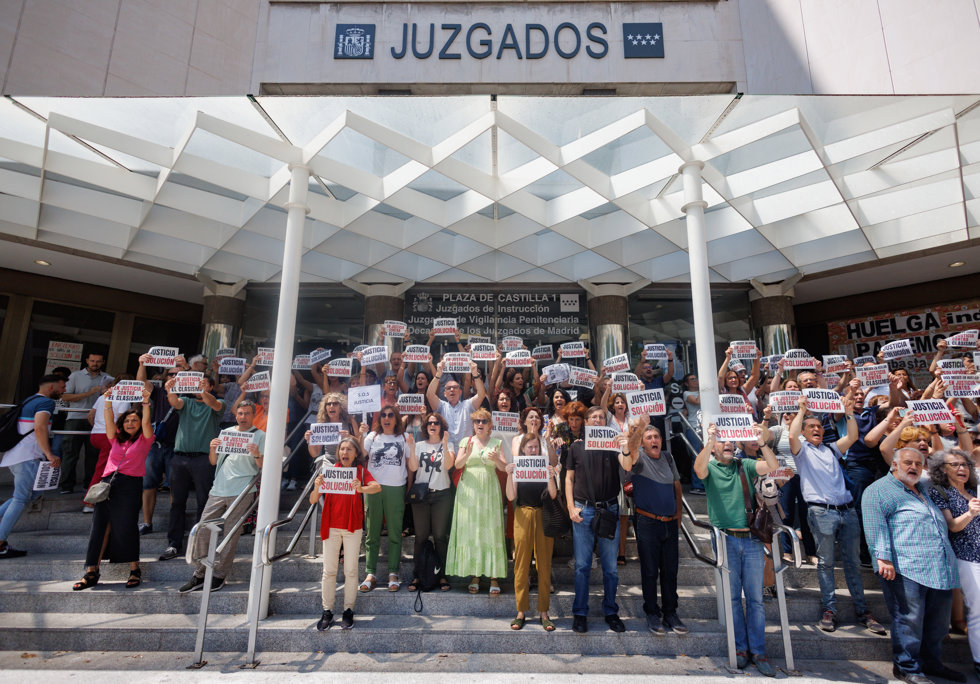 Funcionarios de justicia salen voluntariamente con pancartas en los Juzgados de Plaza de Castilla, a 23 de junio de 2023, en Madrid (España). 