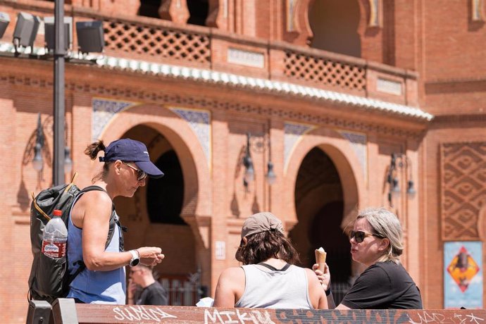 Archivo - Tres mujeres toman helado frente a la Plaza de Toros de la Ventas, a 24 de abril de 2023, en Madrid (España). Una masa de aire marítimo procedente del Atlántico subtropical ha generado una ola de calor que anticipa las temperaturas propias de 