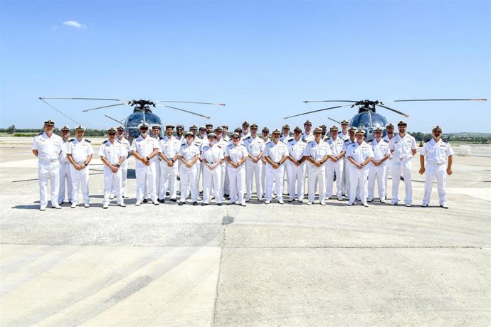 La sexta escuadrilla de helicópteros de la Flotilla de Aeronaves de la Armada, en su acto de fin de servicio en Rota (Cádiz)