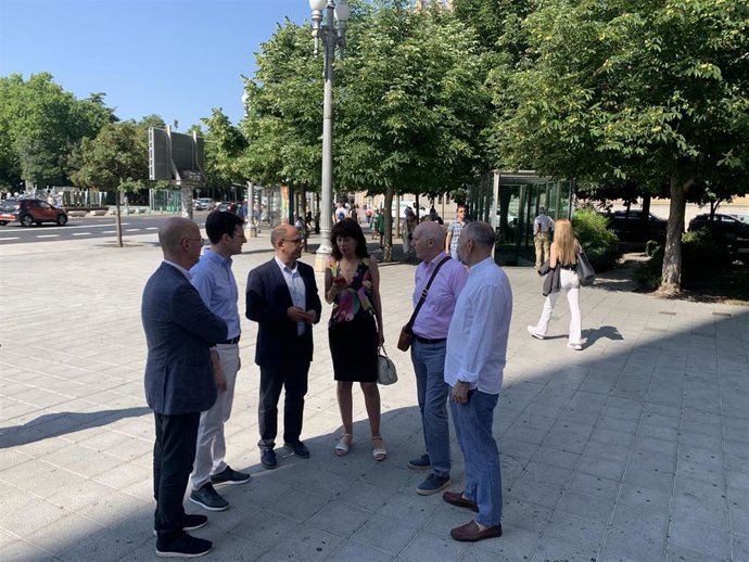 Concejales del PSOE de Valladolid en la plaza de Zorrilla, donde han presentado una propuesta sobre los descuentos del transporte en autobús.