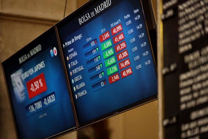 Archivo - Paneles de vlores del IBEX 35 en el Palacio de la Bolsa de Madrid, a 12 de mayo de 2022, en Madrid (España). 