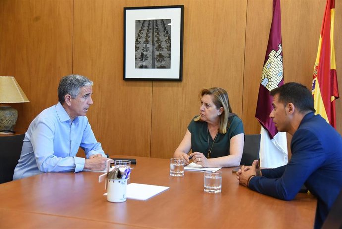 La consejera de Educación, Cultura y Deportes, Rosa Ana Rodríguez, mantiene una reunión con el presidente de la Federación de Deportes para Personas con Discapacidad Intelectual de Castilla-La Mancha (Fecam), Jesús Ruiz.