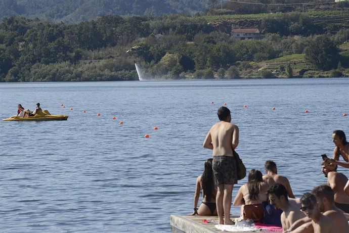 Archivo - Bañistas en el embalse de Castrelo de Miño (Ourense)