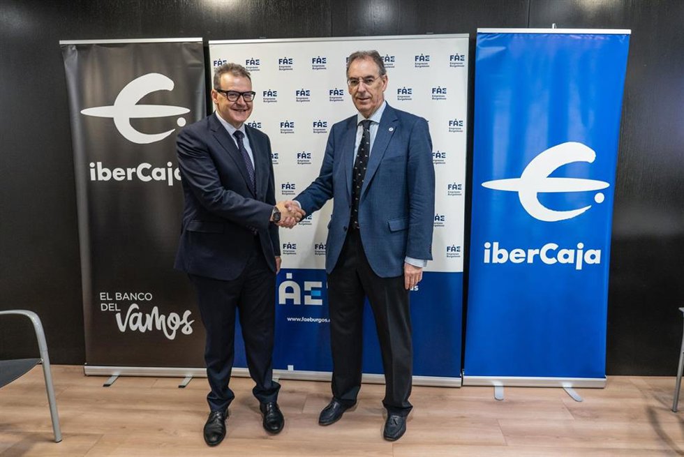 Director Territorial de Ibercaja en Burgos, José Ángel Pérez y el presidente de la confederación, Miguel Ángel Benavente.
