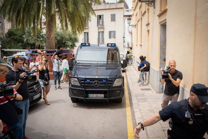Un furgón policial frente al Ayuntamiento de Sitges el día que se investiga una presunta malversación y prevaricación que afecta a miembros del actual Gobierno de ERC, a 21 de junio de 2023, en Sitges, Barcelona, Catalunya (España). 