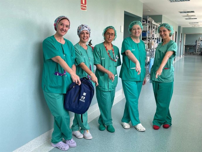 La doctora Victoria Duque, junto a compañeras del equipo de cirugía de incontinencia fecal.