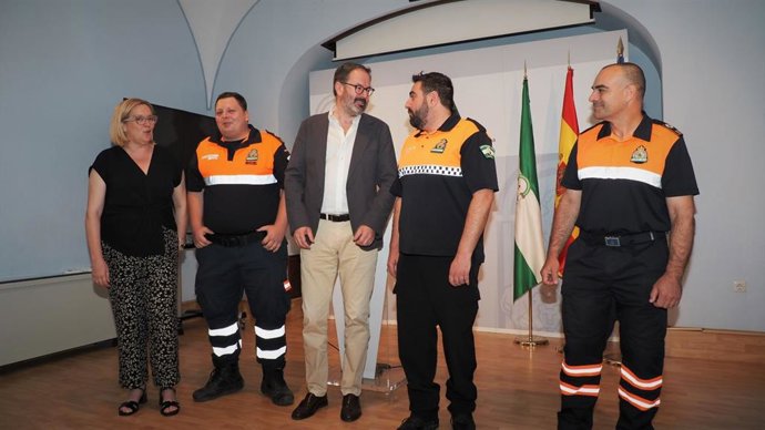 El delegado del Gobierno andaluz en Córdoba, Adolfo Molina, junto a miembros de Protección Civil.