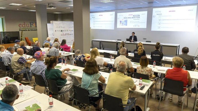 Proyecto Edufinet de Unicaja impulsa la inclusión financiera y digital de personas mayores con Embajadores de Edufinet'.