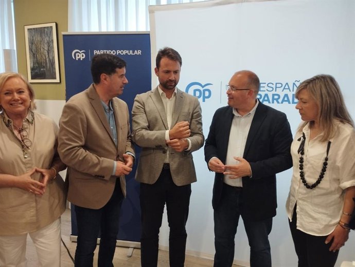 Miguel Tellado acompañado de miembros del PP de Asturias