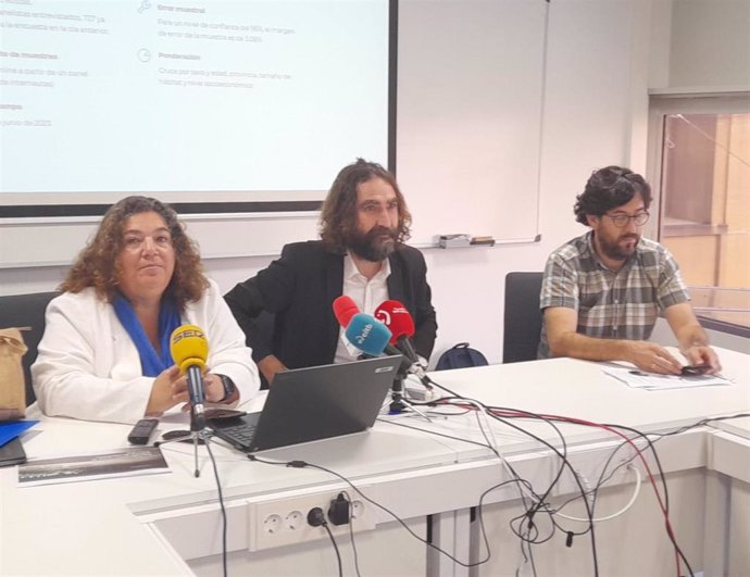 María Silvestre, Braulio Gómez y Gorka Urrutia en la presentación del último DeustoBarómetro.