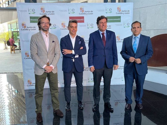 El consejero de Economía y Hacienda, Carlos Fernández Carriedo, clausura Máster de Comercio Exterior y Digital Business del ICEV alla