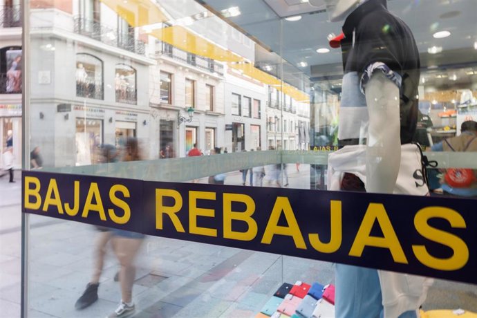 Cartel de rebajas en un escaparate el día que comienzan las rebajas de verano 2023 en Madrid (España).