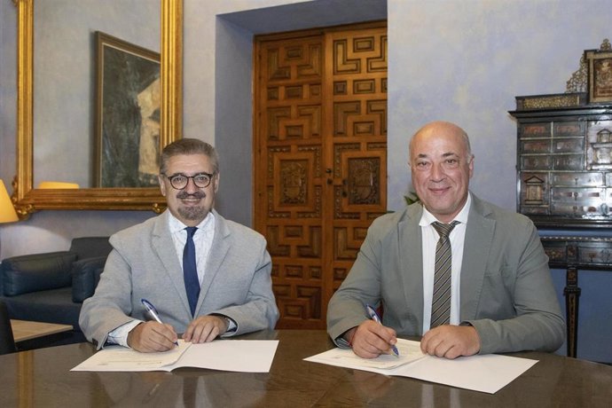 El presidente en funciones de la institución provincial, Antonio Ruiz (dcha),con Julián Hurtado de Molina, presidente de la Asociación Instituto Andaluz de los Castillos.