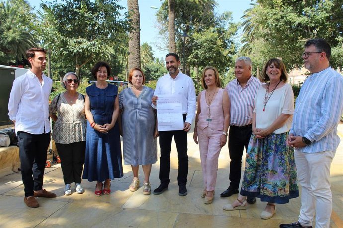 Daniel Perez (PSOE) con ediles del Ayuntamiento de Málaga