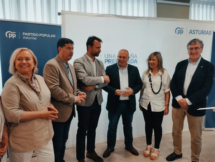 Miguel Tellado rodeados de cargo del PP de Asturias.