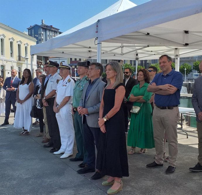 (A La Izda), El Portavoz Del Gobierno Local Del Ayuntamiento De Gijón, Jesús Martínez Salvador (Foro), Asiste A La Entrega De Banderas Azules En El Puerto Deportivo Gijonés.