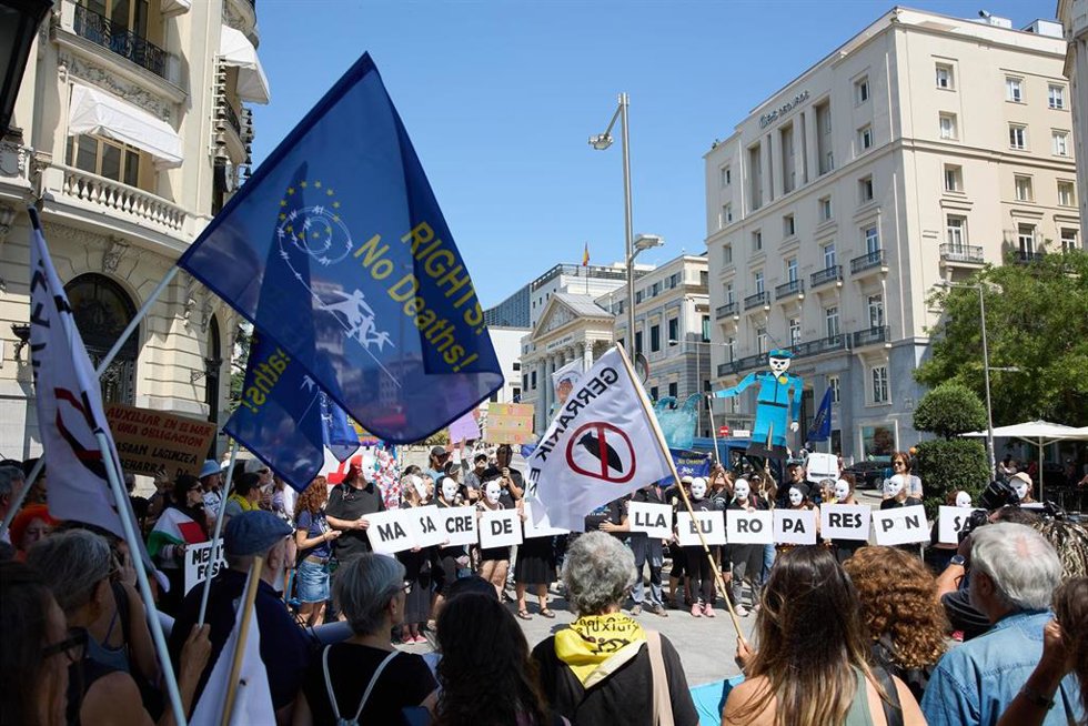 Miembros de la caravana Abriendo Fronteras con carteles durante una concentración frente al Congreso de los DiputadoS