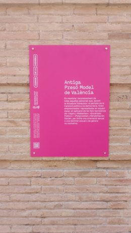 LArmari de la Memria homenajea a las víctimas represaliadas por el franquismo por su orientación sexual con una placa en la antigua cárcel Modelo de Valncia