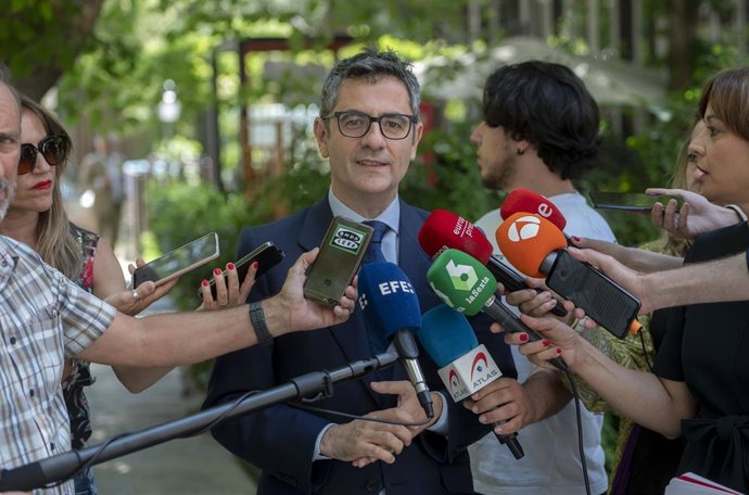 El ministro de la Presidencia, Relaciones con las Cortes y Memoria Democrática, Félix Bolaños, ofrece declaraciones a los medios a su llegada al acto 'La vigencia de la declaración universal de los Derechos Humanos en su 75 aniversario.