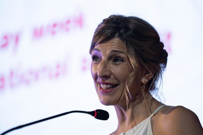 Archivo - La vicepresidenta segunda y ministra de Trabajo y Economía Social, Yolanda Díaz, clausura la primera jornada de la Cumbre Internacional de la Semana de 4 días, en el Centro Deportivo-Cultural Petxina, a 27 de mayo de 2022, en Valencia, Comunid