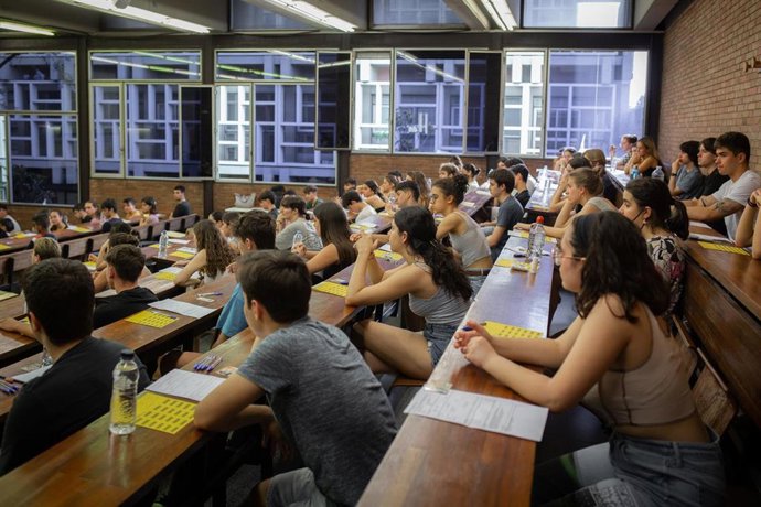 Archivo - Varios alumnos antes de comenzar uno de los exámenes de las pruebas de acceso a la universidad del año 2022 en Cataluña, en la Facultad de Economía y Empresa de la Universidad de Barcelona, a 14 de junio de 2022, en Barcelona, Cataluña (España