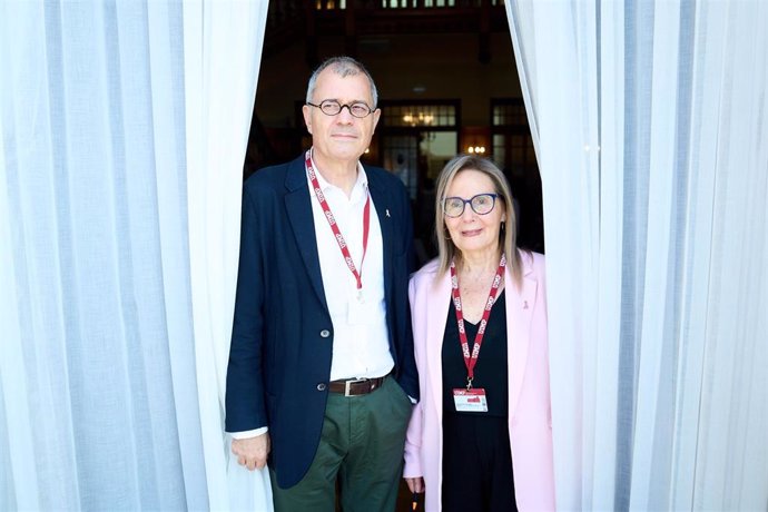 La presidenta de la Federación Española de Cáncer de Mama (FECMA), Antonia Gimón; y el coordinador científico de la estrategia en cáncer del Sistema Nacional de Salud, Josep Borrás.