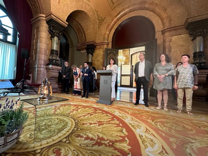 La pta.Del Parlament, Anna Erra, con el pte. De la Generalitat, Pere Aragons; los miembros de la Mesa; el pte. De mnium, Xavier Antich; la pta de Acció Cultural del País Valenci, Anna Oliver, y la vicepta de la Obra Cultural Balear, Catalina Biblioni