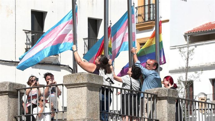 Izado de las banderas LGBTI en la fachada del Ayuntamiento de Cáceres