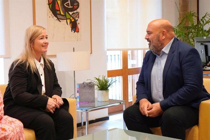 El alcalde de Palma, Jaime Martínez y la embajadora de Nueva Zelanda, Tara Morton, este viernes.