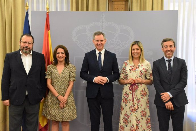 El ministro de Sanidad, José Miñones, mantiene un encuentro con la presidenta de la Plataforma de Organizaciones de Pacientes (POP), Carina Escobar. En Madrid (España), a 23 de junio de 2023.
