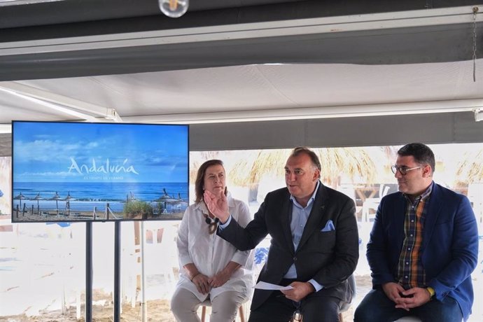 El consejero de Turismo de la Junta, Arturo Bernal, durante la presentación de las previsiones turísticas para Andalucía en el trimestre de julio, agosto y septiembre.