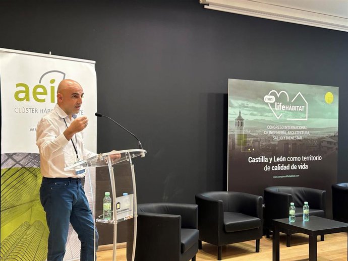 Antidio Martínez de Lizarrondo, del Observatorio de la Realidad Social, durante su exposición en el congreso