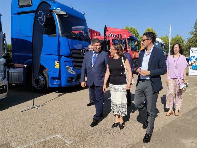 El presidente de Aestradis, Paulino Benito (primero por la izquierda), habla con la consejera María González Corral, en Salamanca.