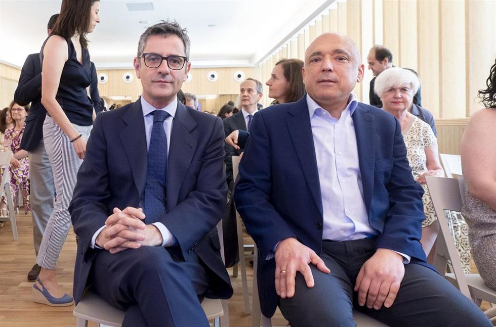 El ministro de la Presidencia, Relaciones con las Cortes y Memoria Democrática, Félix Bolaños (i) y el secretario de Estado de Relaciones con las Cortes, Rafael Simancas (d), durante el acto 'La vigencia de la declaración universal de los Derechos Human