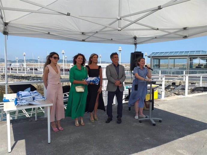 Entrega de las banderas azules al Ayuntamiento de Castrillón, en puerto deportivo de Gijón.