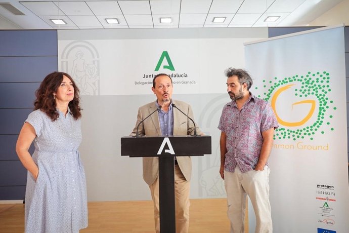 El delegado de Turismo, Cultura y Deporte, Fernando Egea, la responsable del Centro de Formación Escénica Andalucía en Granada, Magdalena Úbeda y el artista Piero Partigianoni.