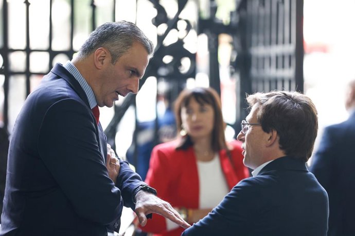 El portavoz de Vox en el Ayuntamiento, Javier Ortega Smith, y el alcalde, Jose Luis Martinez Almeida 