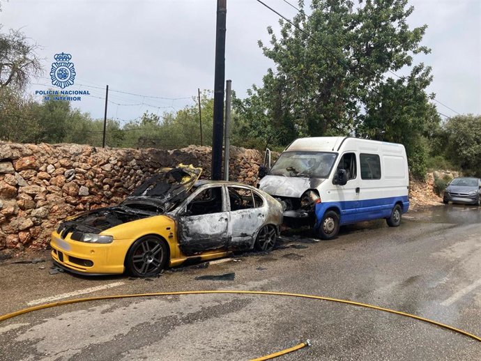 Coche calcinado después de que dos hombres le prendiesen fuego tras una discusión en Palma