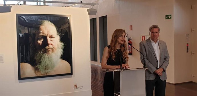 La viceconsejera de Acción Cultural, Mar Sancho, junto al director del MUSAC, Álvaro Rodríguez Fominaya, durante la rueda de prensa de presentación de 'Organon' este viernes en el Centro Cultural Miguel Delibes de la capital vallisoletana
