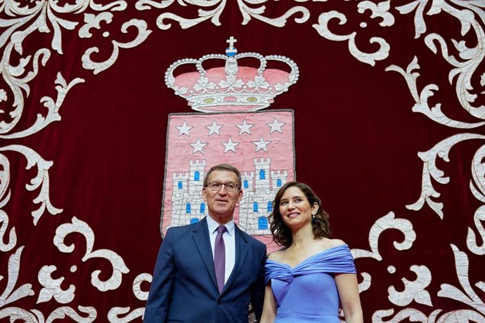 El presidente del PP, Alberto Núñez Feijóo y la presidenta de la Comunidad de Madrid, Isabel Díaz Ayuso, durante su acto de toma de posesión, en la Real Casa de Correos, a 23 de junio de 2023, en Madrid (España). Ayuso ha sido investida como presidenta 