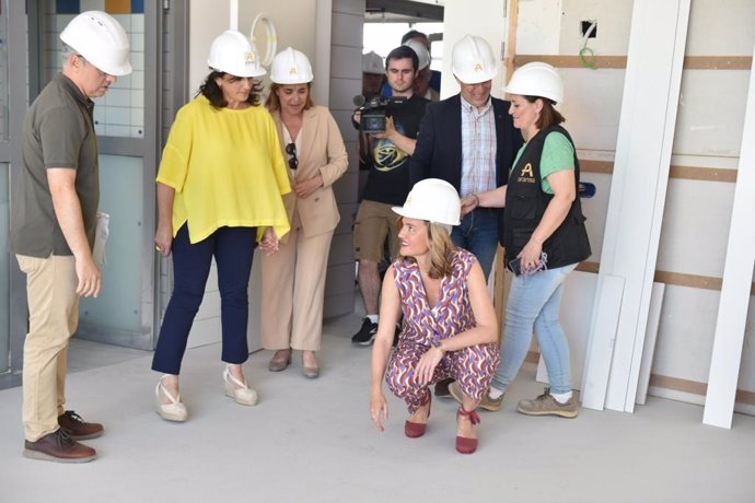 La presidenta del Gobierno, Concha Andreu, visita el colegio de Casalarreina con la ministra de Educación, Pilar Alegría