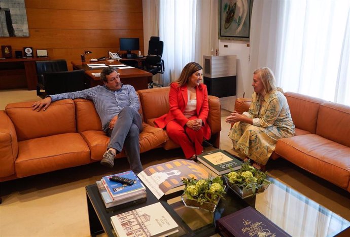 La presidenta del Parlamento de Cantabria, María José González Revuelta (derecha), se reúne con la presidenta del PP y candidata a la Presidencia de Cantabria, María José Sáenz de Buruaga, y el portavoz popular, Íñigo Fernández